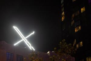 馬斯克的超亮「X」被嫌擾民！舊金山總部招牌拆下了