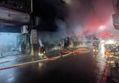 新北汐止公寓火警！疑1樓電線走火冒出濃煙　消防員冒險救出6人