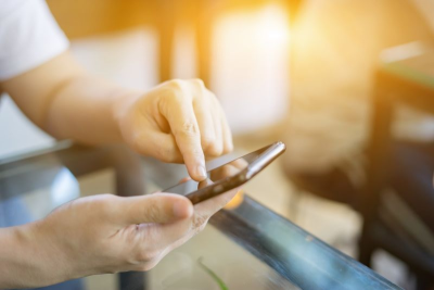 對荷包負責！逾8成Z世代使用簽帳金融卡　選卡選銀行先逛社群論壇