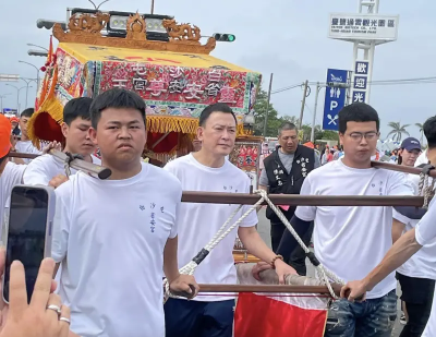 白沙屯媽回鑾通霄！驚見「不老男神」現身扛轎　信眾嗨翻：真的帥