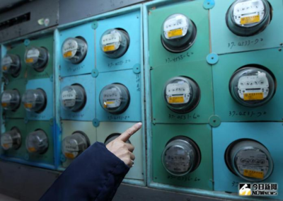 台北東區跳電722戶受影響！用餐民眾蹲路邊等待　台電估19日復電
