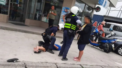 苗慄女偷竊遭制止！同行男友人亮刀毆打超商店長　熱心民眾急壓制