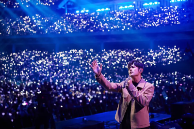 獨／周傑倫超寵粉！視網膜經紀人聽漏音也有紀念品：比手燈有質感