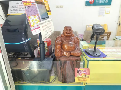 見店內彌勒佛發金光！澎湖中年男挑「黃金滿屋」　刮中頭獎200萬