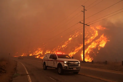 洛杉磯北部爆發新一輪野火災情！當局再祭紅旗警告