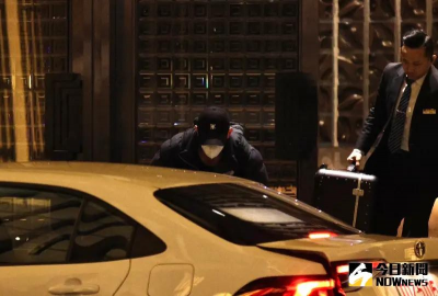 直擊／小S大女兒Elly「疑現身大S家」！掩面包緊緊送阿姨最後一程