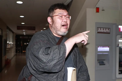 柯父告別式四叉貓吐這句！遭網酸「蹭柯文哲流量」　本人18字反擊