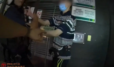 影／恐怖瞬間！拿改造打火機點火襲警　怪男持刀稱被「靈體附身」