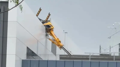 台積電寶山擴廠頂樓施工　大型吊車傾倒砸隔壁樓　台積電回應了