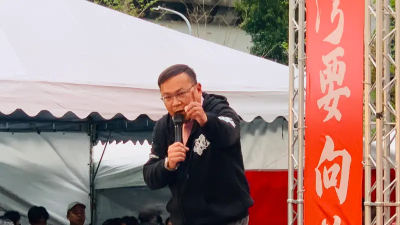 衝著黃國昌來？王義川質詢被拍到先拿衛生紙做1事