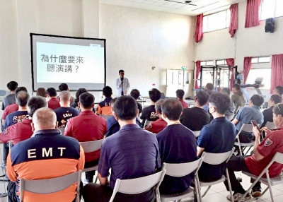 南消邀骨科醫陳建宏談骨刺 助打火兄弟防職業傷害