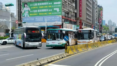 交通打結！台北車站前3大車擦撞　「忠孝西路往三重」全堵住　