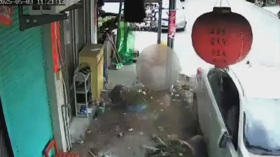 站在家門口也有事？男竟遭汽車撞飛　駕駛稱：喫感冒藥
