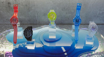 Swatch潛水錶大玩繽紛色 SCUBAQUA系列水母腕上優遊 鮮豔外殼環保雙材質時尚耐用