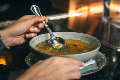 翁喫飯配「它」得癌前病變 醫：食道癌風險高90％