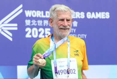 昆凌90歲爺爺世壯運拿金牌！大太陽下帥氣擲槍　拒談孫女婿周傑倫