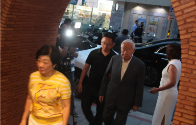 林百裏邀黃仁勳喫海鮮餐廳　張忠謀及蔡明興一同赴宴