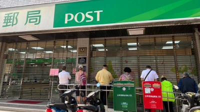 疑電動車自燃！郵局深夜大火燒毀101輛機車　中華郵政回應了