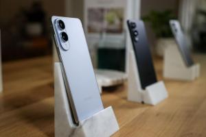 買手機更透明！歐盟能效標籤下月上路　續航、充電次數全透明