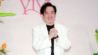 康康過生日小18歲嫩妻罕露面　搞笑自稱：「她是我大女兒」
