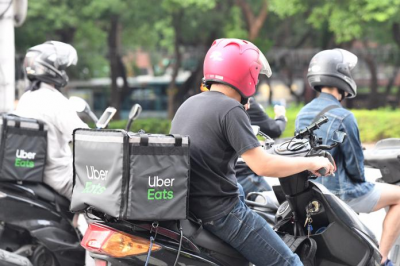 外送員「吸菸、嚼口香糖」恐開罰　Uber Eats回應了