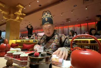 館長穿古裝體驗宮廷晚宴！直呼：台灣要有一家