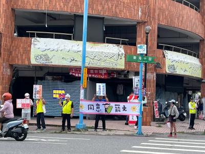 傅崐萁扇子狂撒花蓮　罷團發起「草船借箭」回收再製