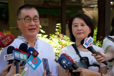 李四川陪王鴻薇掃街遭嗆！簡舒培狠酸：副市長像個助理一樣