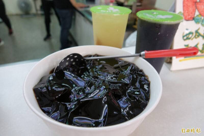仙草愈「陳」愈好？ 撲鼻青草香食補消暑兩相宜