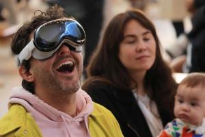 傳首款 Android XR 虛擬頭盔十月開賣！Google、三星聯手戰 Meta