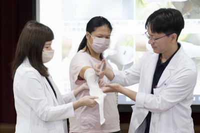 男童嚴重異位性皮膚炎 高醫首創「漂白水浴濕敷療法」