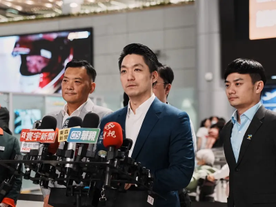 蔣萬安率團前往巴黎協定10週年市長峰會！桃機民眾喜合照