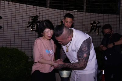 柯文哲7月才出庭！館長、黃國昌北所聚集陪陳佩琪「一起等阿北」