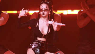 hito／蔡依林低bra「意外炸出胸貼」！44歲狀態太火辣　萬人看光