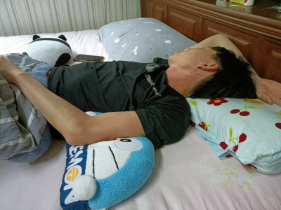 睡覺總是手高舉過頭 小心造成神經損傷
