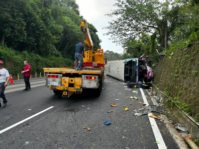 影／新竹遊覽車撞山壁翻覆釀1死1重傷　驚險救援畫面曝