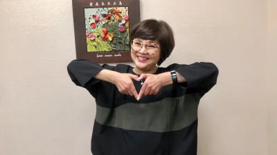 紀寶如次子砍傷「買毒友人」又吸毒！她哽咽道歉：養子不教是我錯