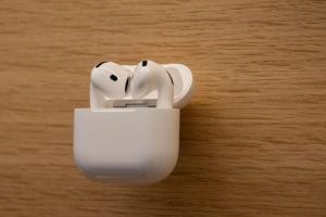 iOS 26 還有驚喜！傳蘋果將解鎖 AirPods 翻譯功能