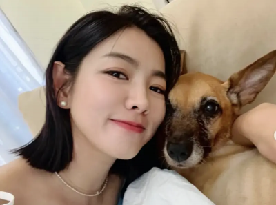 米可白愛犬錢錢過世！在孫綻懷中離開　心痛喊：換健康的身體回來