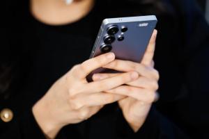 這家安卓手機電池耐充2千次！歐盟認證輾壓iPhone、Pixel兩倍