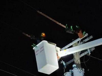 丹娜絲「最狂颱風夜」！彰化3區大停電　台電派近300人員冒雨搶修