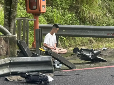 車輛追撞衝出國道護欄倒掛　驚見肇事駕駛淡定「打坐」等警察
