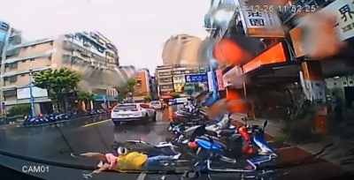 家暴男行兇全程曝光！開車撞人、持刀棍猛刺1分鐘駕車逃亡