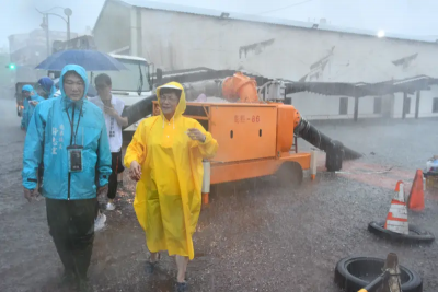 風災過後水淹彰化！王惠美冒雨視察　下令加派抽水機加速積水消退