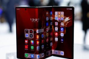 不想跟華為一樣？首款 Android 三摺手機已完成　一原因仍在觀望