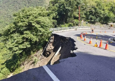 驚見20米長天坑！南投埔霧公路崩塌　單線雙向通車、恐修逾1個月