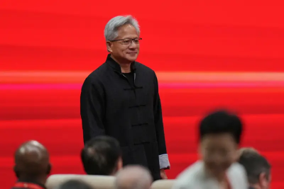 黃仁勳訪中國罕見「換唐裝」！昨熱翻仍穿皮衣：西裝還沒洗