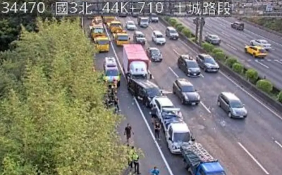 國3回堵5公裏畫面曝！土城交流道7車連環追撞、一人骨折送醫搶救