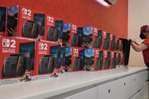 Switch 2被釘壞竟賣出735萬！釘書機門神操作還附執行長內褲