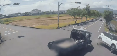 宜蘭嚴重車禍！貨車闖紅燈撞翻轎車　民眾機警救援母女畫面曝光